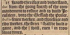 Zbliżenie na werset 25: Jest tam napisane: vnto the Messiah the Prince, [shall be] seuen weekes; and threescore and two weekes, the street shall be build againe, and the wall, euen in troublous times.