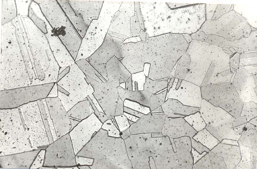 a) b) 50 µm Równoosiowe ziarna w stopie jednofazowym przed odkształceniem plastycznym (a), wydłużone ziarna