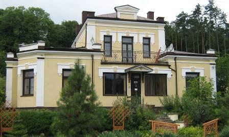 4. Bałtów Kaplica św. Jana Nepomucena Wewnątrz drewniana rzeźba świętego pocz. XIX w. Stan zachowania dobry W pasie drogi wojewódzkiej nr 754 5. Bałtów Kościół parafialny p.w. Matki Boskiej Bolesnej Murowany na planie krzyża łacińskiego proj.
