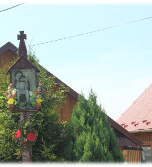 L.P.4 KAPLICZKA CHRYSTUSA FRASOBLIWEGO ROK 1907 DROGA POWIATOWA BIESIADKI PRZEZ WIEŚ POWIAT BRZESKI NIEZADOWALAJĄCY UMIESZCZONA NA SŁUPIE KAPLICZKA CHRYSTUSA FRASOBLIWEGO WYKONANA JEST W CAŁOŚCI Z