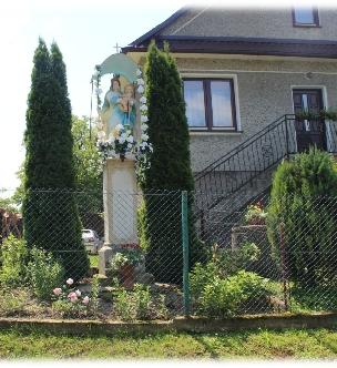 L.P.7 FIGURA MATKI BOSKIEJ Z DZIECIĄTKIEM ROK 1872 PRZYSIÓŁEK LIPKA POWIAT BRZESKI ZADOWALAJĄCY KAMIENNA FIGURA MATKI BOSKIEJ Z DZIECIĄTKIEM MIEŚCI SIĘ NA WYSOKIM, CZTEROBOCZNYM, OGZYMSOWANYM