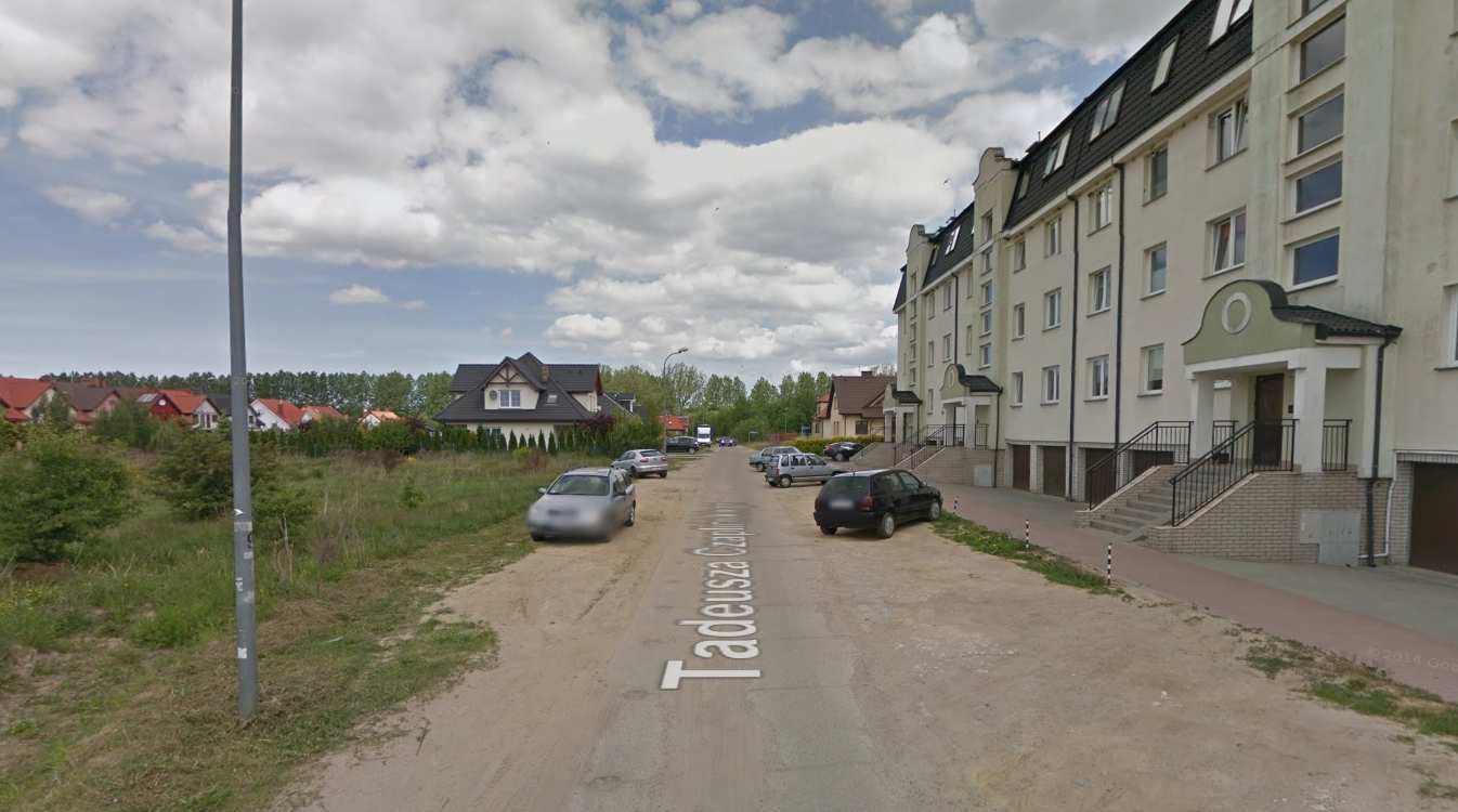 _ 2. STAN ISTNIEJĄCY Ulica Czaplińskiego w Słupsku w zakresie objętym opracowaniem w stanie istniejącym posiada przekrój jednojezdniowy, dwukierunkowy o szerokości jezdni ok. 3,0 m.