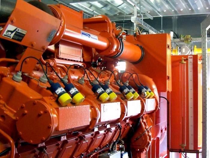 KOGENERACJA W MAŁEJ SKALI Zalety silnika: Schemat obiegu kogeneracyjnego tłokowego silnika spalinowego wysoka sprawność produkcji energii elektrycznej w szerokim mocy, w tym także podczas pracy w