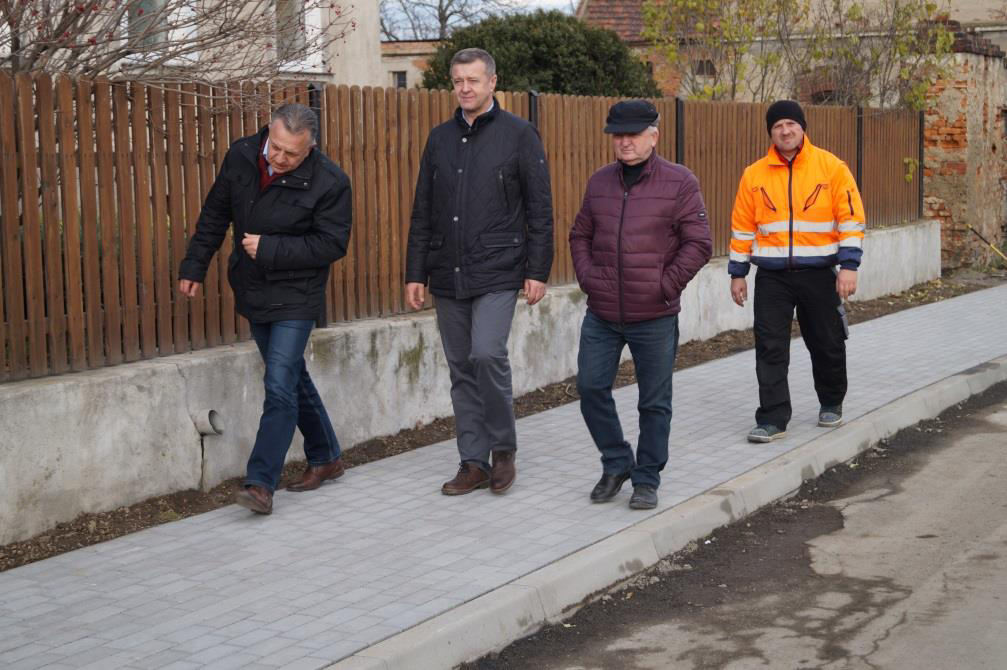 Realizacja inwestycji Budowa chodnika przy drodze powiatowej w Piotrowicach poprawa bezpieczeństwa mieszkańców i estetyki sołectwa Inwestycja realizowana