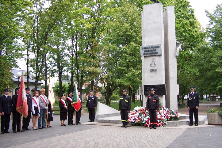 Znajdują się tu dwa pomniki: - pierwszy poświęcony żołnierzom poległym w czasie II wojny światowej ; - drugi to kamień z granitową płytą upamiętniającą pobyt w Drzewicy generała Jana Henryka