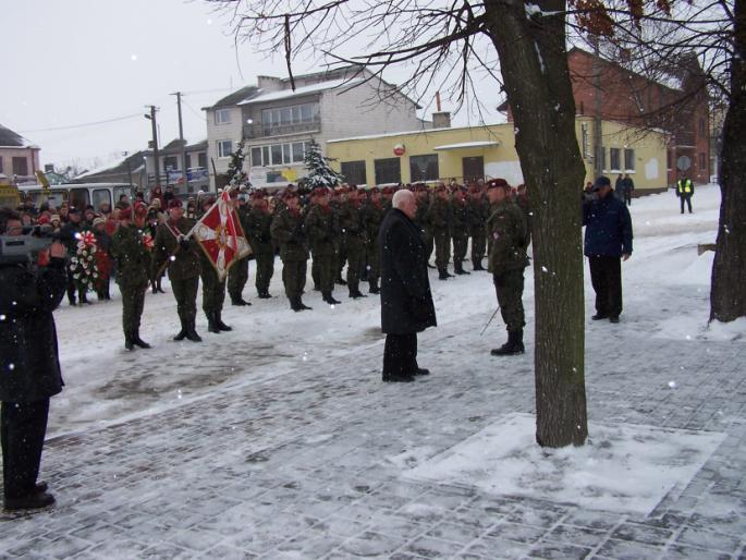 Prezydent Ryszard Kaczorowski przyjmuje meldunek od Dowódcy Kompanii Reprezentacyjnej 25 Brygada Kawalerii Powietrznej w Tomaszowie Mazowieckim Druga płyta upamiętnia miejsce pacyfikacji mieszkańców