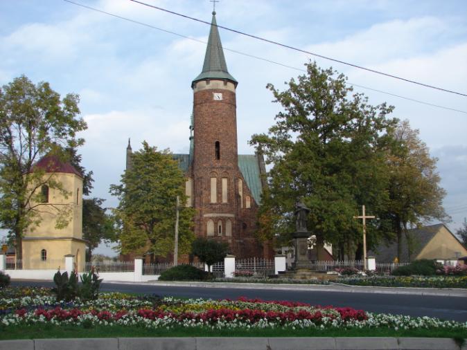 - ul. Spacerowa - ul. Br. Kobylańskich; - ul. Mostowa. Z rynek na Placu Wolności biorą początek dwie trasy komunikacyjnospacerowe po Drzewicy. - trasa I : Pl. Wolności - ul. Warszawska ul.