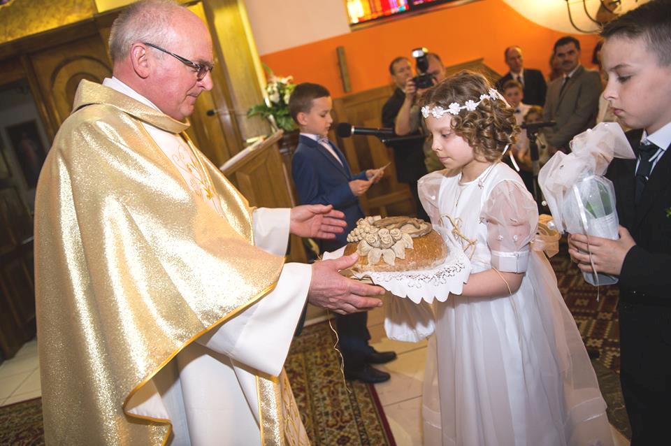 Do Ołtarza Pańskiego przynosimy: 1. Komunikanty Boże z Twojej dobroci ziemia daje nam chleb. Przyjmij go i przemień w Ciało swojego Syna, abyśmy Nim nakarmieni, mieli życie wieczne w Niebie. 2.