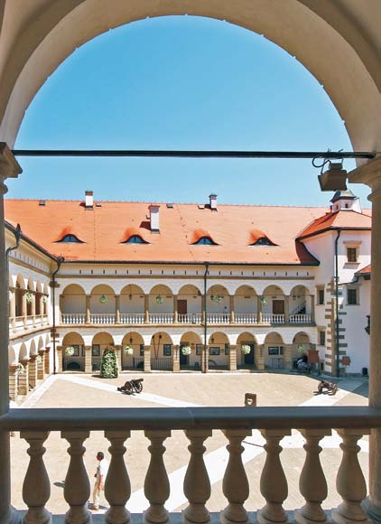 Na weekend w okolice Krakowa Wzgórze wawelskie, fot. M. Zaręba Pieskowa Skała, fot. M. Zaręba W okolicach Krakowa znajdziemy zarówno wapienne, skalne kaniony, jak i podmokłe równiny porośnięte dzikimi lasami.