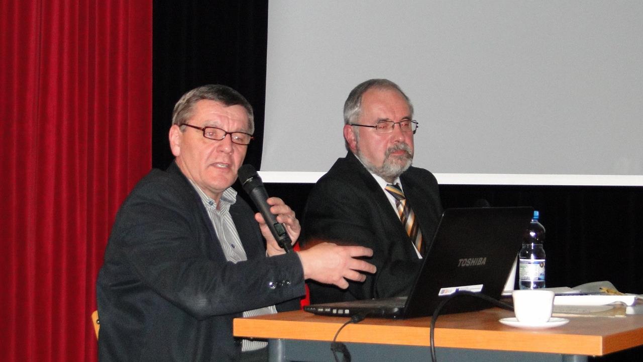 W roku 1592 Adam Schaffgotsch kupił wolne państwo stanowe Żmigród. Dlatego też członkowie rodziny otrzymali tytuł baronów żmigrodzkich. Ponownie został wówczas zmieniony herb rodowy.