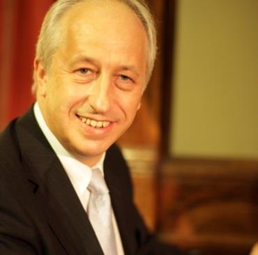 Władysław Kłosiewicz Absolwent Akademii Muzycznej w Warszawie i Accademia Musicale Chigiana w Sienie. Ostatni uczeń Ruggero Gerlina asystenta i najbliższego współpracownika Wandy Landowskiej.