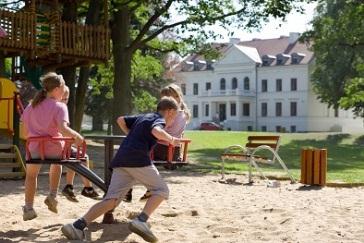 ATRAKCJE Strefa przygód - Z myślą o naszych gościach, dwustuletni, zabytkowy park wokół pałacu został wzbogacony o jeden z największych w Polsce parków linowych.