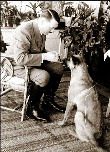 Hitler wraz z Ewą Braun zostali przewiezieni na U-518 jedną z jedenastu łodzi rybackich jakie były w posiadaniu bazy.