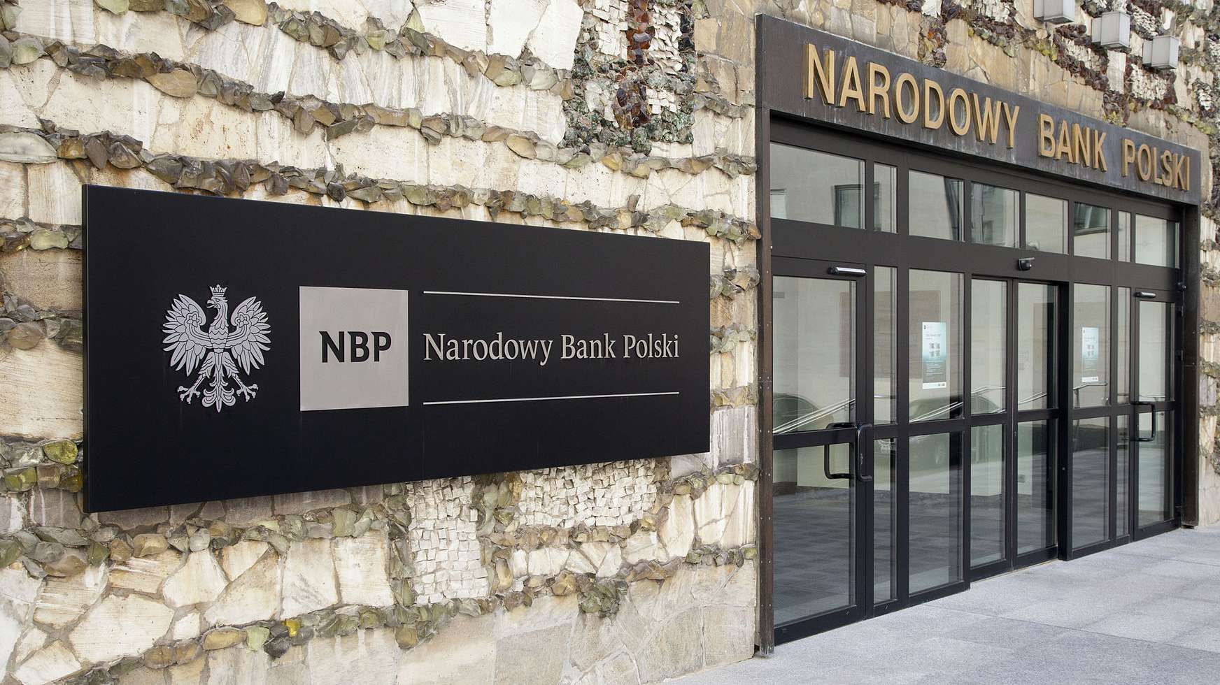 NIEZALEŻNOŚĆ NBP Narodowy Bank Polski jako bank centralny powinien być niezależny od wpływów politycznych W odróżnieniu od prekursora, Banku