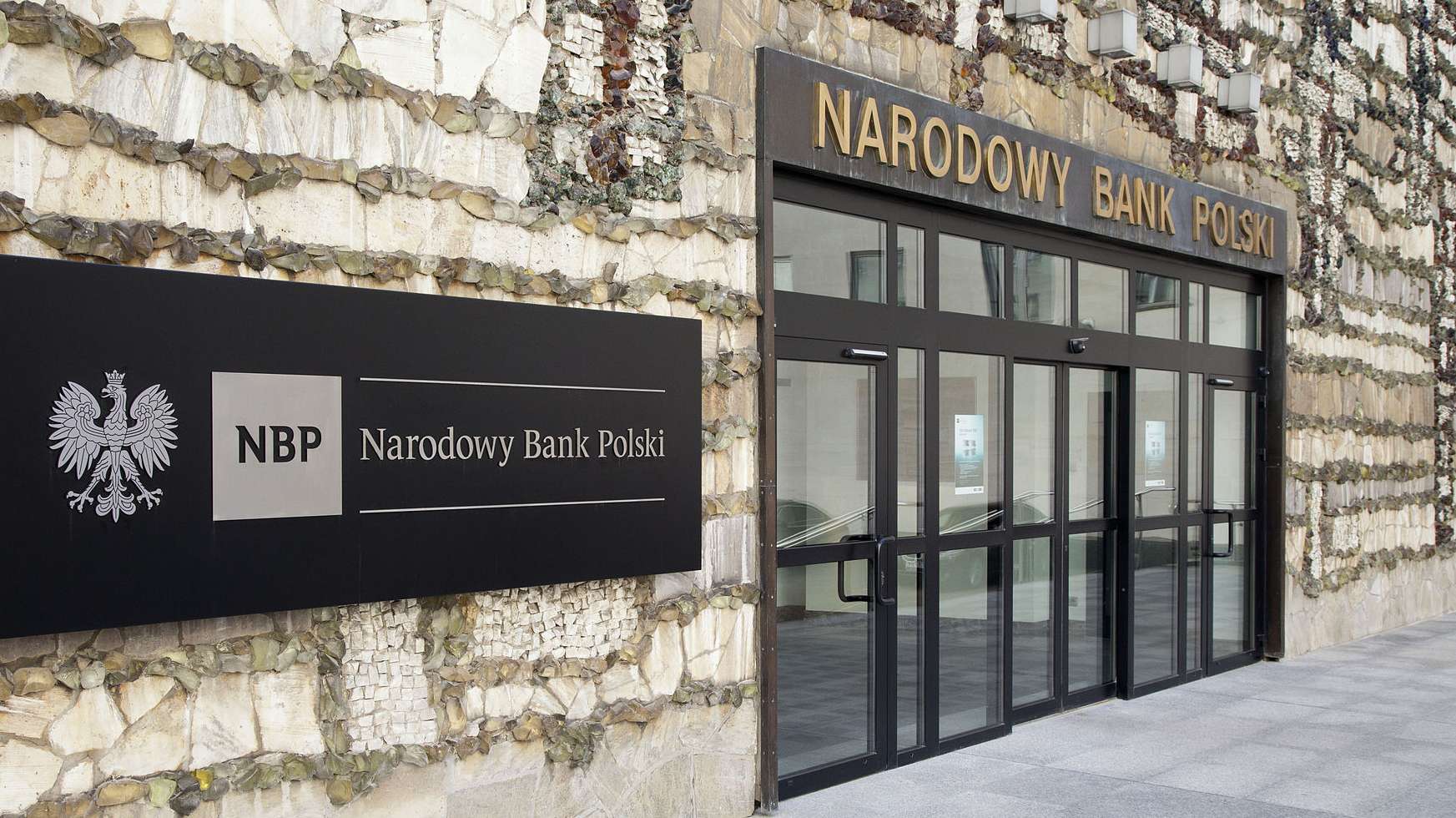 ORGANIZACJA Konstytucja Rzeczypospolitej Polskiej z 2 kwietnia 1997 oraz ustawa o Narodowym Banku Polskim zapewniają NBP
