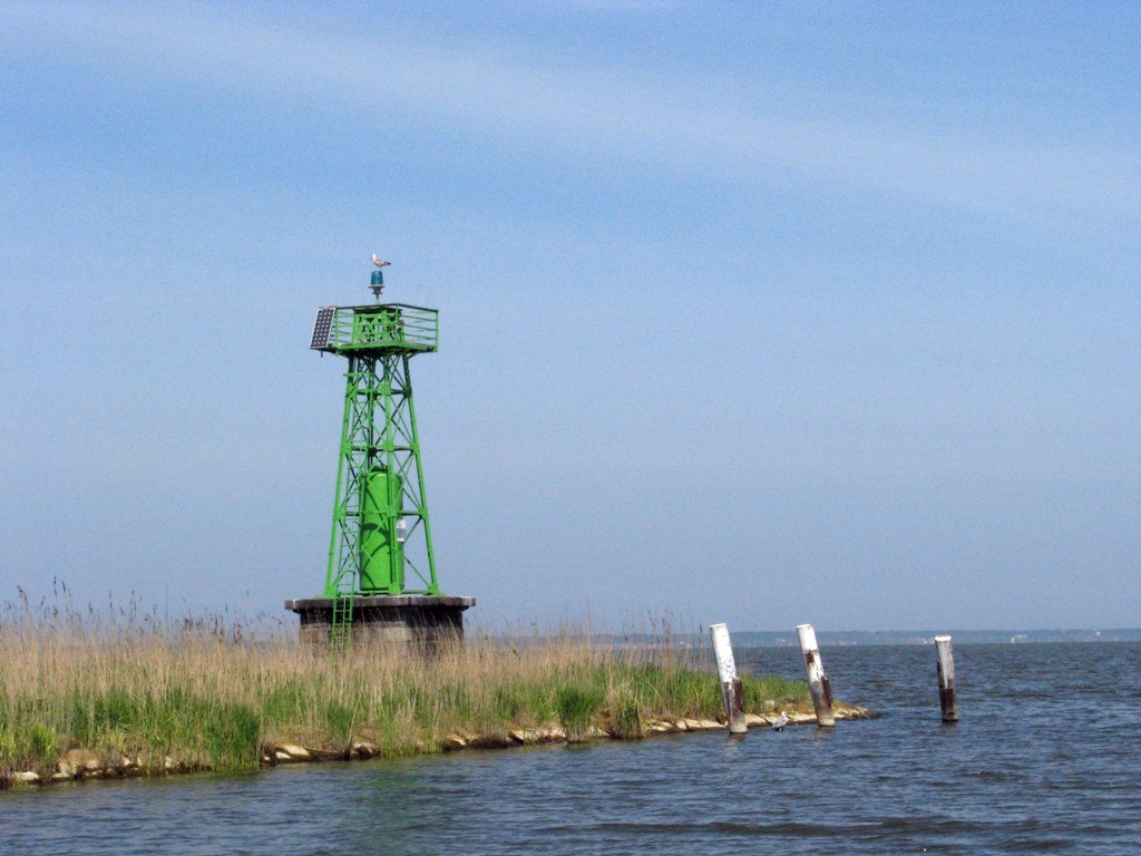 Światło "Elbląg" (zwane "Andzią") - Prawa Główka Wejściowa na tor podejściowy do Elbląga - fot. P. Salecki Główny tor wodny Zalewu ma kształt leżącej litery Y, skierowanej nóżką w kierunku wschodnim.