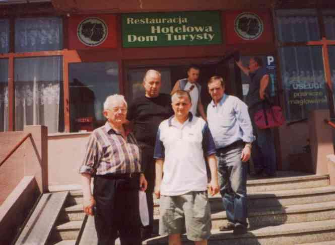 Jerzy Henke i Marek Zdanowicz przy pomniku Szwejka w
