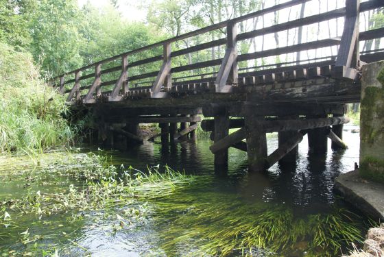 Połęcko Pięknie położona na wzgórzu wieś rolnicza. Znajduje się tu zabytkowy, murowany Kościół pod wezwaniem św.