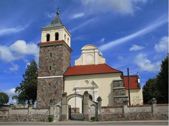 Rysunek 9 Kościół w Czarnymlesie (źródło: Urząd Gminy Skórcz) Innymi wartymi poznania miejscami są liczne zabytkowe cmentarze: Cmentarz pogorzelców z początku XX wieku we wsi Pólko, Cmentarz