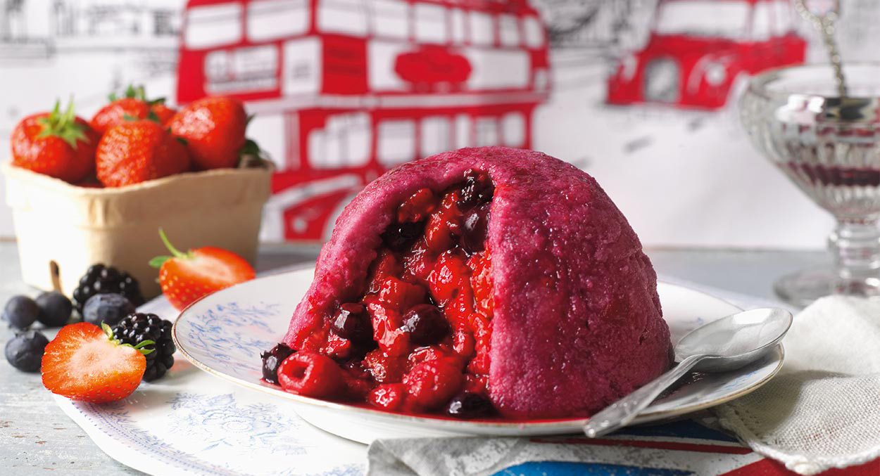 PUDDING Z LETNICH OWOCÓW 00:30 8 porcji truskawki 250 g czerwone porzeczki 250 g borówki 100 g jeżyny 100 g maliny 100 g cukier puder 150 g sok jabłkowy 1-2 łyżki chleb tostowy 225-250 g masło