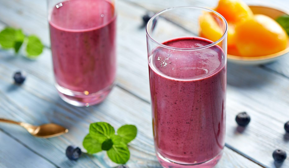 SMOOTHIE Z BORÓWKAMI I BRZOSKWINIAMI 00:10 2 porcje 1 szklanka borówek 3 brzoskwinie 1 szklanka soku pomarańczowego 1 szklanka jogurtu typu greckiego 10% Pilos 6 kostek lodu B r zo s k w i n i e o b