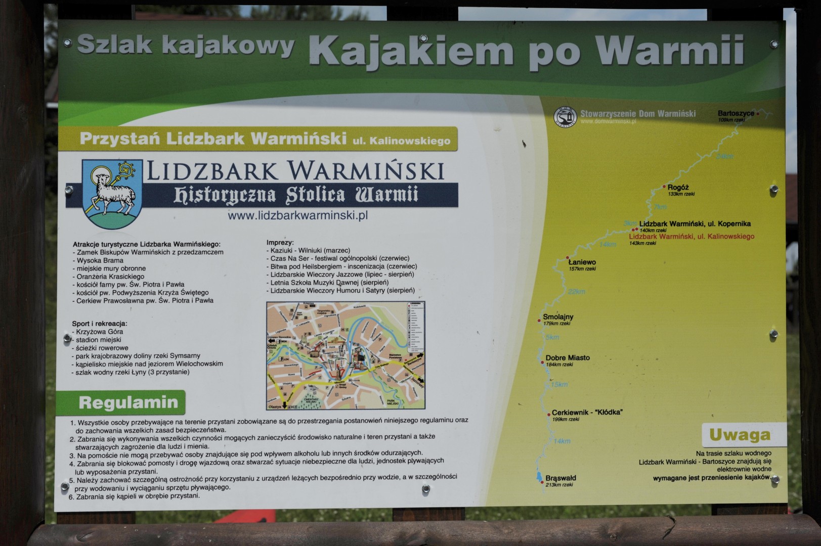 W nagrodę za wytrwałe meandrowanie, po niedługim czasie koryto rzeki staje się mniej kręte. Z oddali wynurzają się zabudowania Lidzbarka Warmińskiego, wyglądającego jak miasto zatrzymane w czasie.