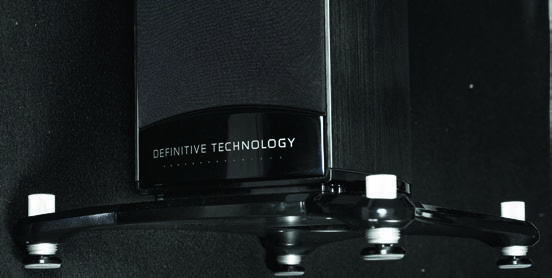 HIGH-END Definitive Technology MYTHOS SUPERTOWER ST-L TEST Szczupła obudowa jest stabilizowana przez cokół (aluminiowy odlew) z szeroko rozstawionymi punktami podparcia.
