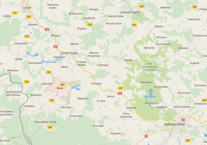 Lokalizacja i dostępność komunikacyjna: Nieruchomość położona jest w Mirsku ul. Bohaterów znad Nysy 5, obręb 2. Miasto położone w województwie dolnośląskim, powiecie lwóweckim, nad rzeką Kwisą.