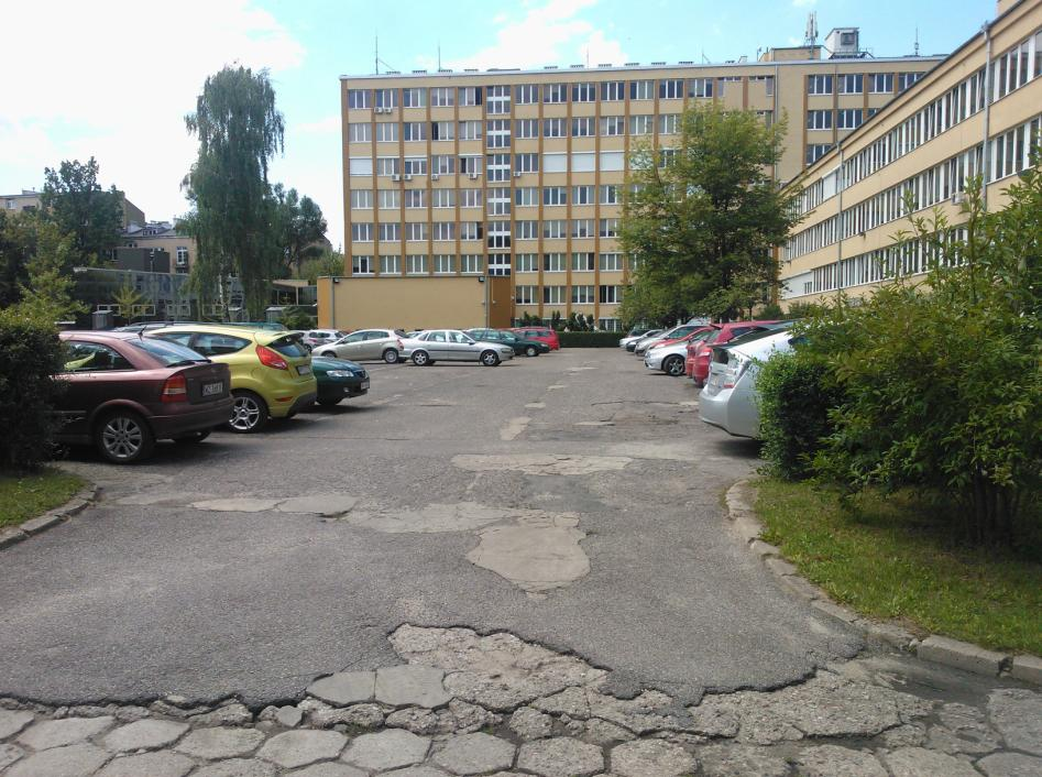 naniesienie na powierzchnie zjazdów oraz parkingu warstwy wyrównawczostabilizującej, w postaci warstwy podsypki cementowo-piaskowej, zagęszczenie mechaniczne w/w warstwy podsypki, położenie nowej