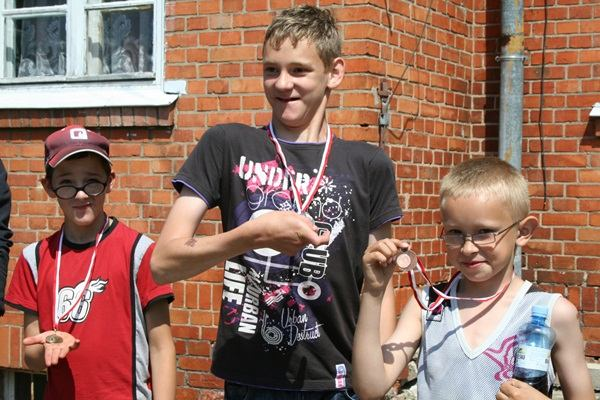 4 W dniu 7 czerwca o godzinie 9.00 rozpoczął się trwający 3 godziny festyn sportowo-rekreacyjny z okazji Dnia Dziecka pod hasłem: Zdrowo i Sportowo IV.