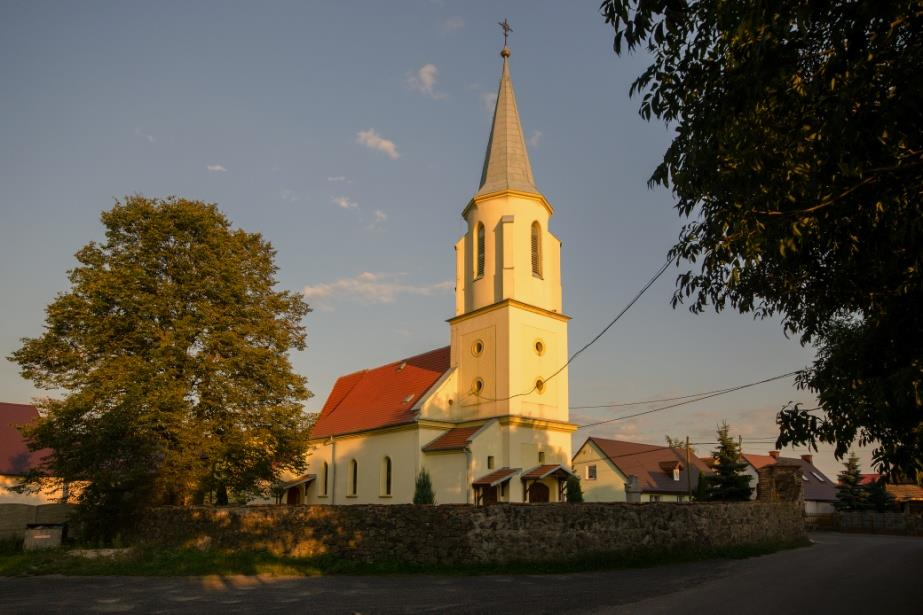 Gminny program opieki nad zabytkami na lata 2015 2018 55 po ponownym erygowaniu parafii, kościół w Graczach staje się również kościołem parafialnym. Rys. 4. Kościół p.w. św.