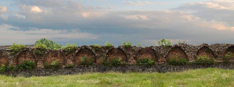 Gminny program opieki nad zabytkami na lata 2015 2018 62 Architektura obronna Mury miejskie w Niemodlinie Niemodlińskie mury miejskie stanęły w miejscu starych wałów prawdopodobnie dopiero w późnym