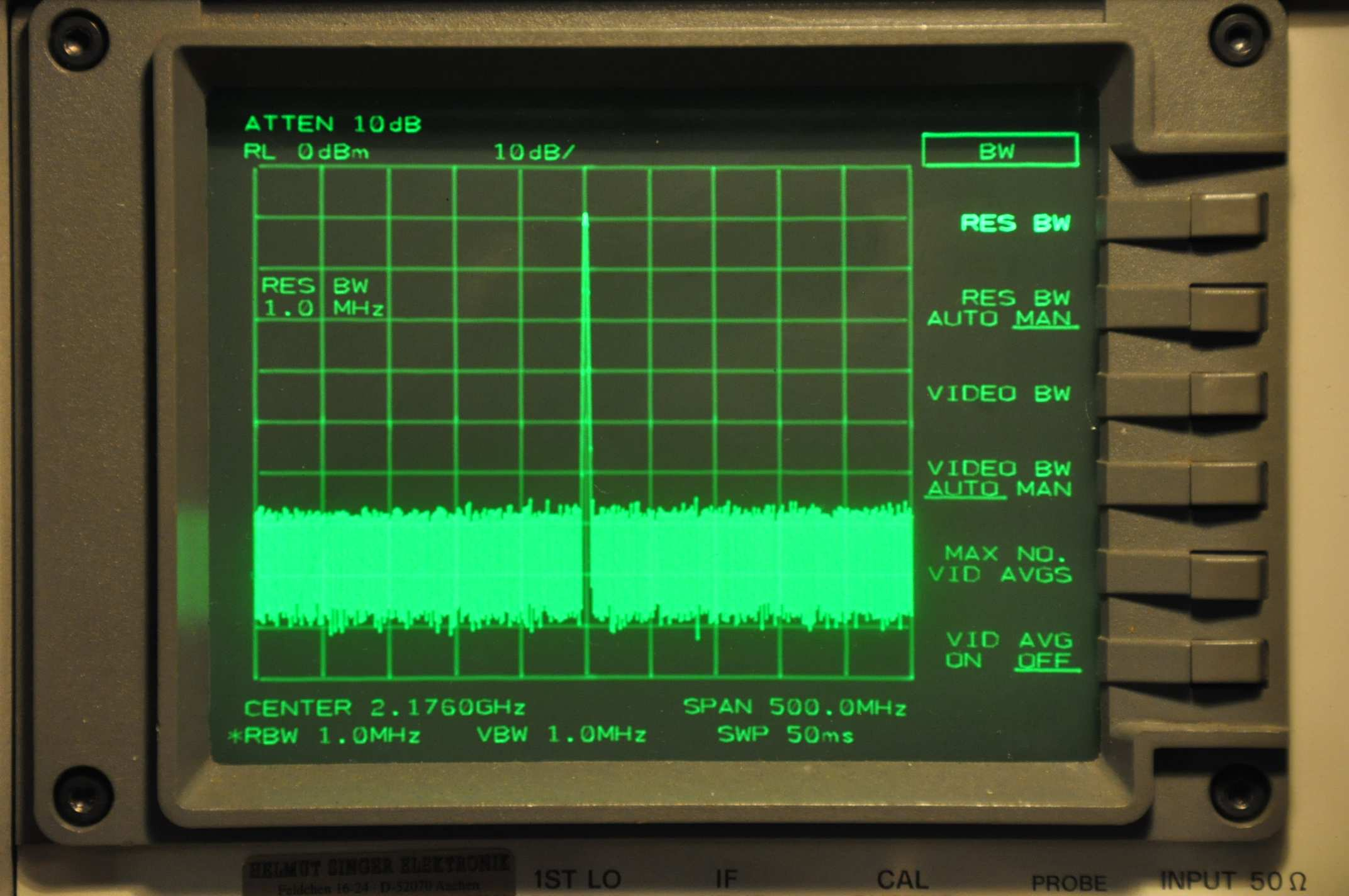 Tranzystor T4 podwaja sygnał do częstotliwości 1088 MHz, który po wyfiltrowaniu sygnalu porzadanego (za pomocą dwuobwodowego filtru pasmowego) steruje ostatnim powielaczem na tranzystorze T5.