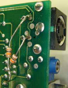 . Modyfikacja interfejsu Trace Box Interfejs 2MHz Trace box może nie komunikować się niezawodnie z niektórymi chassis ze względu na wysokie wartości rezystorów polaryzujących (pull-up) szyny SDA /