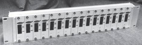 3. Dane techniczne Rys.2. Modem typ ASM-2 Transmisja asynchroniczna w trybie HALF DUPLEX lub FULL DUPLEX na linii czterodrutowej (dwuparowej). Szybkoœæ transmisji: ASM-2 : 0..19200 Bitów/s. ASM-3 : 0.
