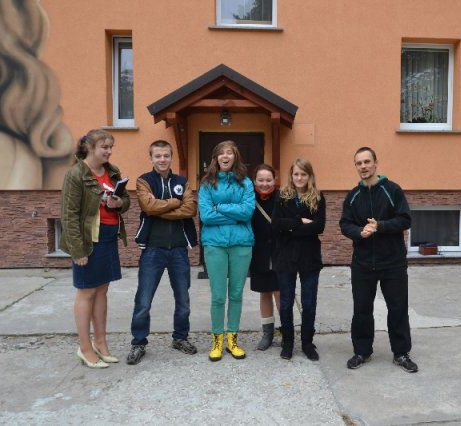 Warsztaty ewangelizacyjne dziel się radością! WYDARZENIA z ogniem olimpijskim, przekazującymi sobie pochodnię z rąk do rąk.