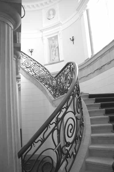 Tworzenie ekspozycji muzeum uczelnianego w zabytkowym Pałacu Tyszkiewiczów-Potockich... 3 Reprezentacyjne schody prowadzące na pierwsze piętro, zbiory Muzeum Uniwersytetu Warszawskiego, fot.