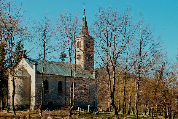 Wieś Pstrążna, na terenie której zlokalizowano Muzeum-Skansen Kultury Ludowej Pogórza Sudeckiego, wchodzi w obręb administracyjny miejscowości kuracyjno-uzdrowiskowej Kudowa Zdrój.