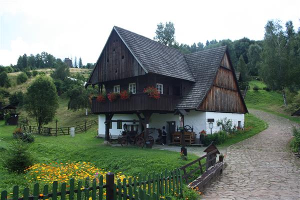 MUZEUM KULTURY POGÓRZA SUDECKIEGO Kudowie Zdroju-Pstrążnej Muzeum -(skansen) sezonie turystycznym (od nieczynne 1 Zdroju maja 31 października) od wtorku do w godzinach