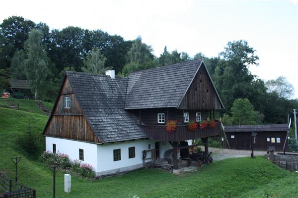 Decyzją Naczelnika Miasta i Gminy Kudowa Zdrój z 1984 roku przekazano na rzecz Muzeum Okręgowego w Wałbrzychu teren zabudowany w Kudowie-Pstrążnej 14, tj.