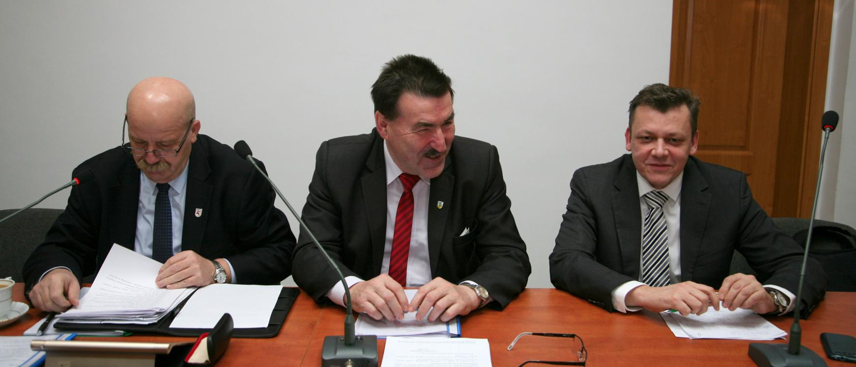 Grudziądz, Włocławek) po to, aby zasilać bazy danych przestrzennych i budować numeryczną mapę obiektową.