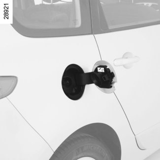ZBIORNIK PALIWA (1/3) A Pojemność użytkowa zbiornika: Około 60 litrów. Gdy samochód jest odblokowany, aby otworzyć klapkę B należy wsunąć palec w wycięcie C.