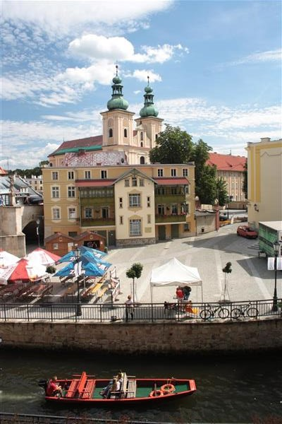 Widok na most i sąsiadujące budynki z deptaku nad Kanałem Młynówki Budynek przy moście Św.