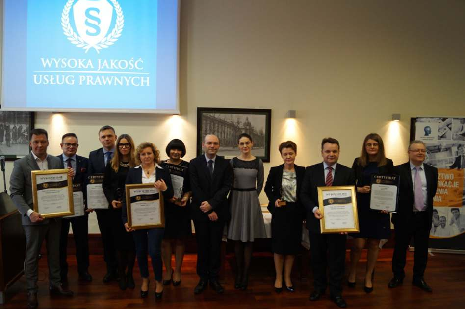 Procedura akredytacyjna Pierwszym etapem Programu jest wypełnienie (przez jednostkę zgłaszającą się do akredytacji) Kwestionariusza certyfikacyjnego i przesłanie go na adres Instytutu Zarządzania i