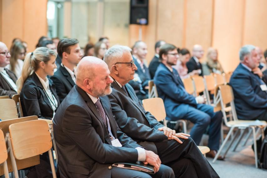 Drugim gościem specjalnym pierwszego dnia konferencji był prof. dr hab. Krzysztof Jajuga z Uniwersytetu Ekonomiczne-go we Wrocławiu. Referat prof.