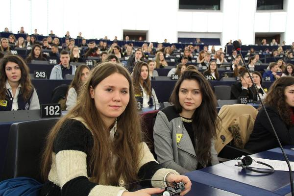 02-02- 2015 EMDEK na Euroscoli w Parlamencie Europejskim Modzie z koa historycznego Modzieowego Domu Kultury w Tomaszowie Mazowieckim uczestniczya w symulacji obrad Parlamentu Europejskiego w ramach
