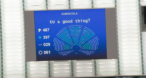"Parlament Europejski w Strasburgu zrobi na mnie bardzo pozytywne wraenie. Zajlimy miejsca europosów i dostalimy karty do gosowania.