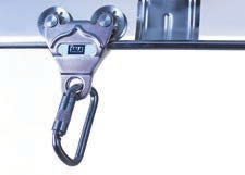 DBI-SALA POZIOME SYSTEMY NA DACH TYPU DBI-SALA ROOFSAFE Produkty DBI-SALA zabezpieczające przed upadkiem z wysokości do wykorzystania w poziomie zostały stworzone w celu zapewnienia wyboru rozwiązań