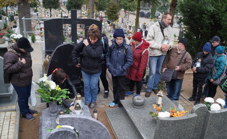 str.2 Odwiedziliśmy CEZ W dniu 28 października 2014 byliśmy w Centrum Edukacji Zawodowej. Przeszliśmy przez różne pracownie: gastronomiczną, mechaniczną, krawiecką, elektryczną, fryzjerską.