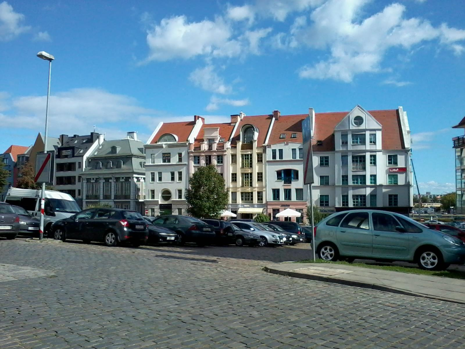 Fot 4. Zamiast znajdującego się tu parkingu proponuje plac z ławkami, fontanną i zielenią donicową.